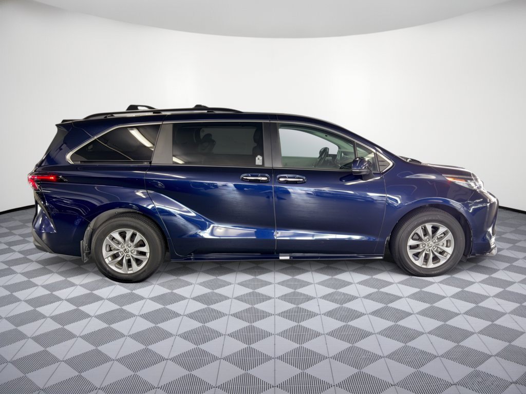 Used 2024 Toyota Sienna XLE FWD image 8