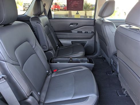 Used 2024 Nissan Pathfinder SL w/ SL Premium Package image 17