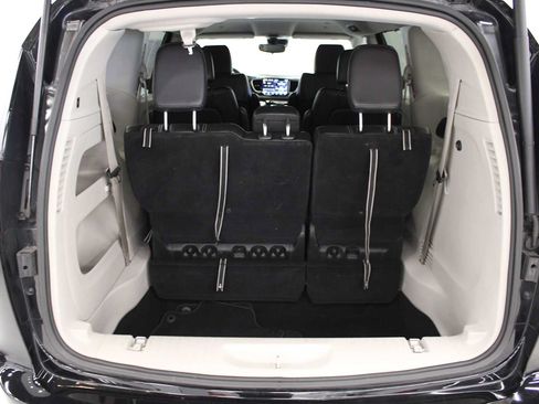 Used 2024 Chrysler Pacifica Touring-L FWD image 12