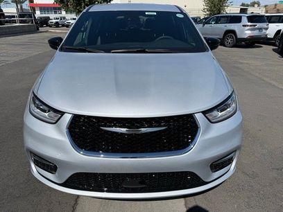 New 2026 Chrysler Pacifica Select
