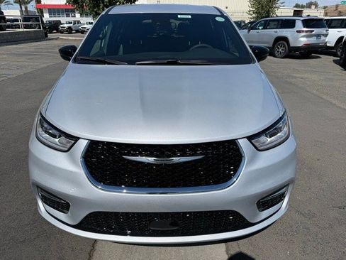 New 2026 Chrysler Pacifica Select image 1