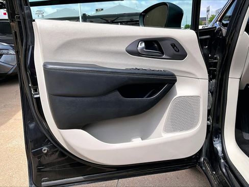 Used 2023 Chrysler Pacifica Touring-L FWD image 24