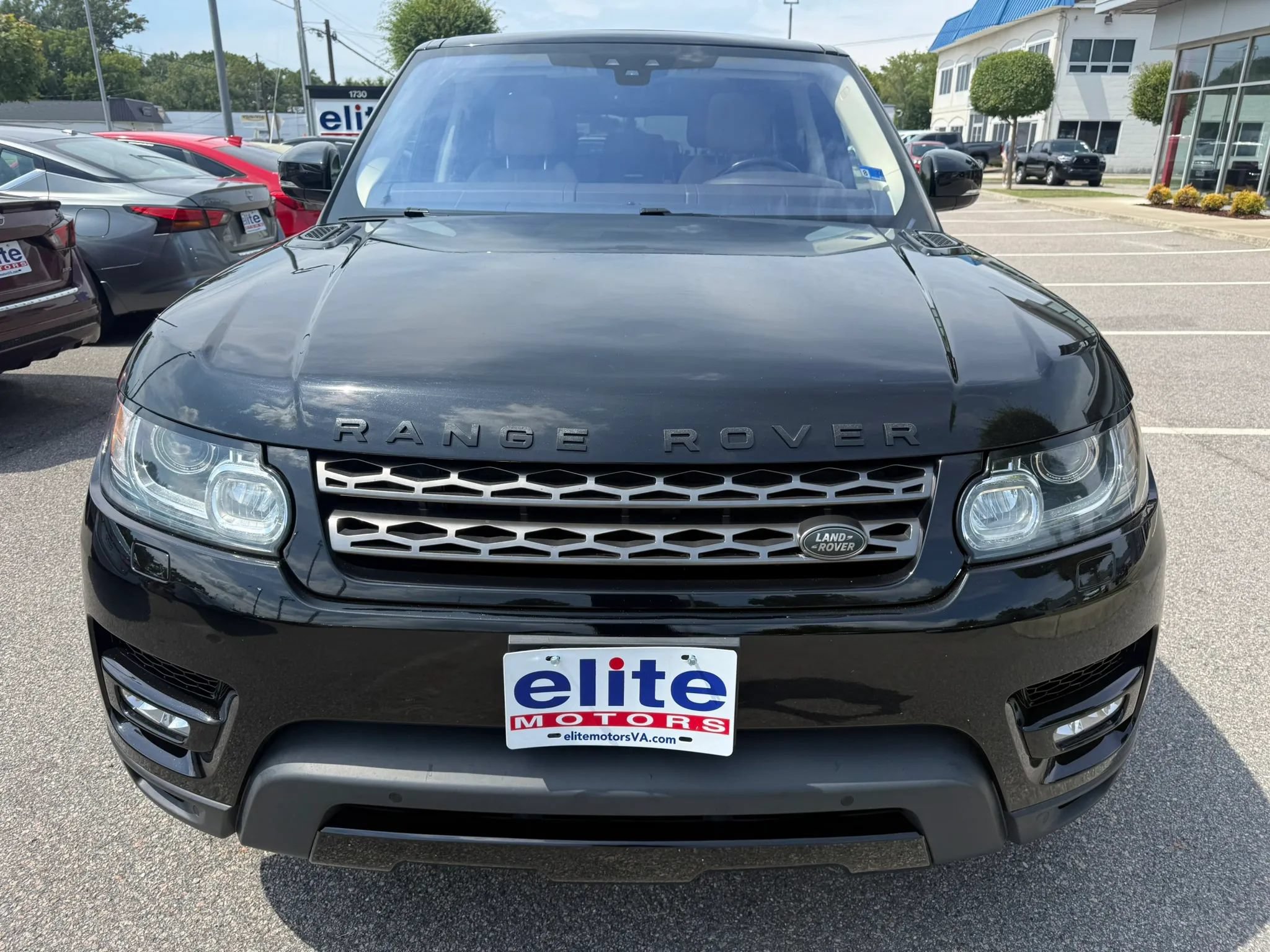 Used 2017 Land Rover Range Rover Sport SE AWD/4WD image 2