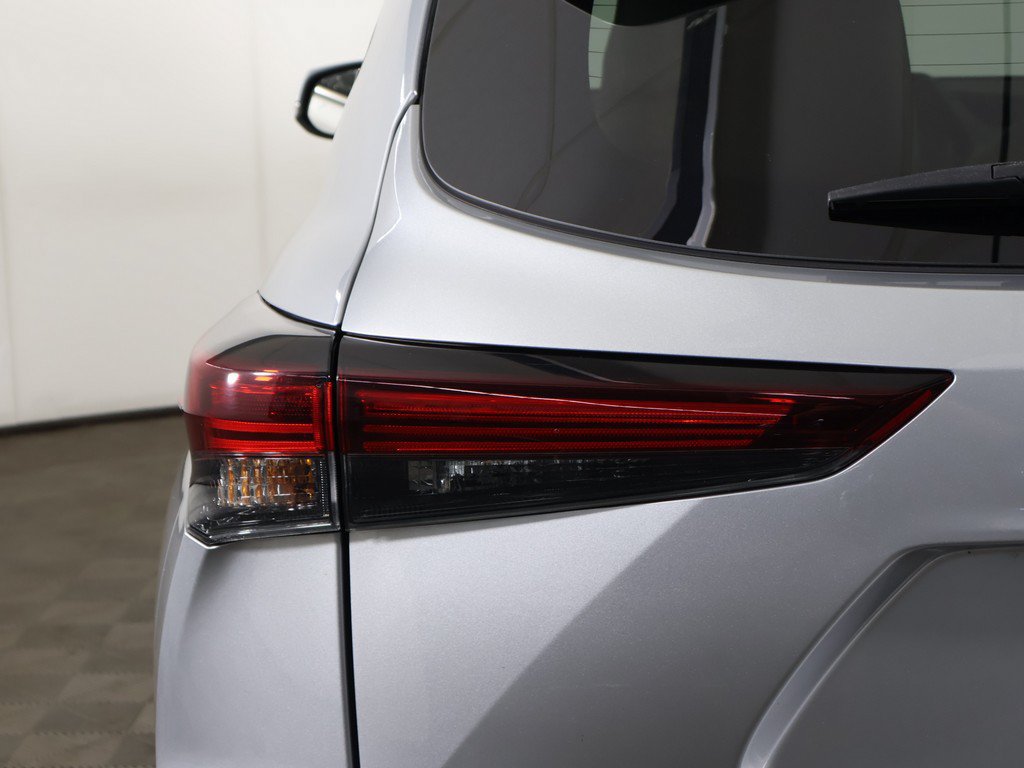 Used 2024 Toyota Highlander XLE AWD/4WD image 16