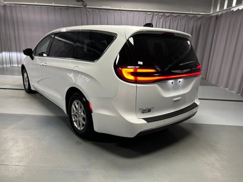 Used 2024 Chrysler Pacifica Touring-L image 5