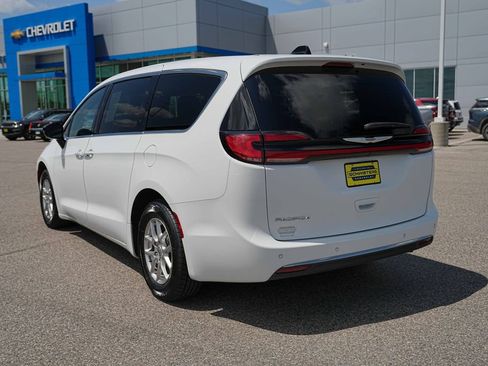 Used 2025 Chrysler Pacifica Select FWD image 8