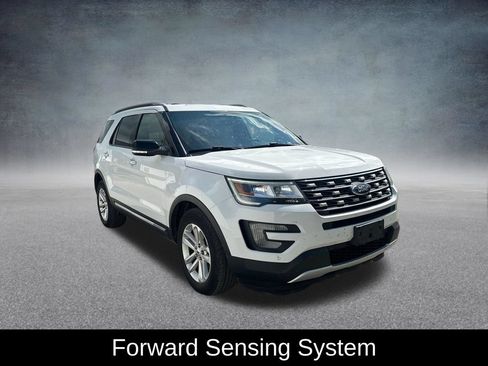 Used 2017 Ford Explorer XLT w/ Equipment Group 202A FWD image 8