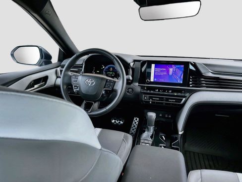 Used 2025 Toyota Camry SE w/ Convenience Package FWD image 17