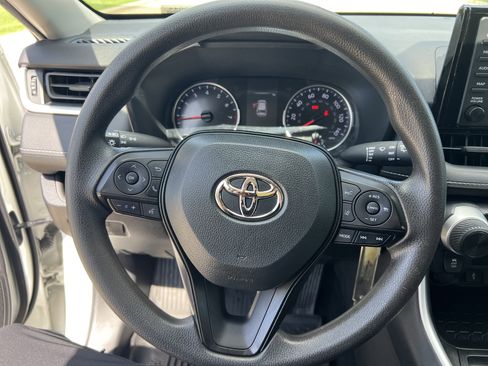 Used 2022 Toyota RAV4 LE FWD image 16
