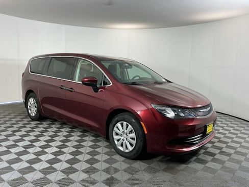 Used 2018 Chrysler Pacifica L FWD image 3