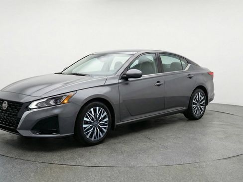 Used 2025 Nissan Altima 2.5 SV FWD image 3