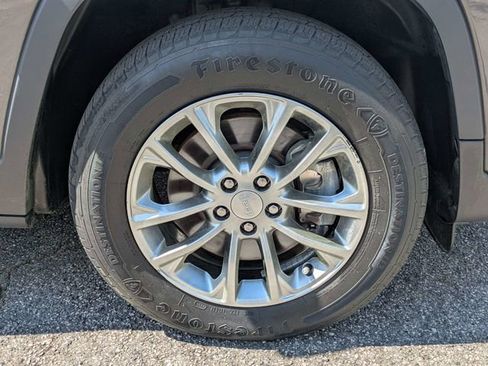 Used 2019 Jeep Cherokee Latitude Plus image 12