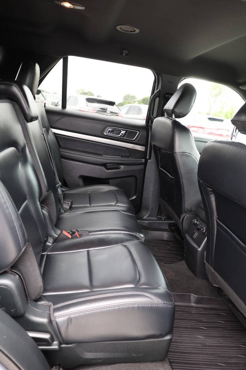 Used 2019 Ford Explorer XLT w/ Equipment Group 202A AWD/4WD image 16