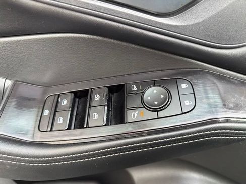 Used 2025 Nissan Rogue SV AWD/4WD image 17