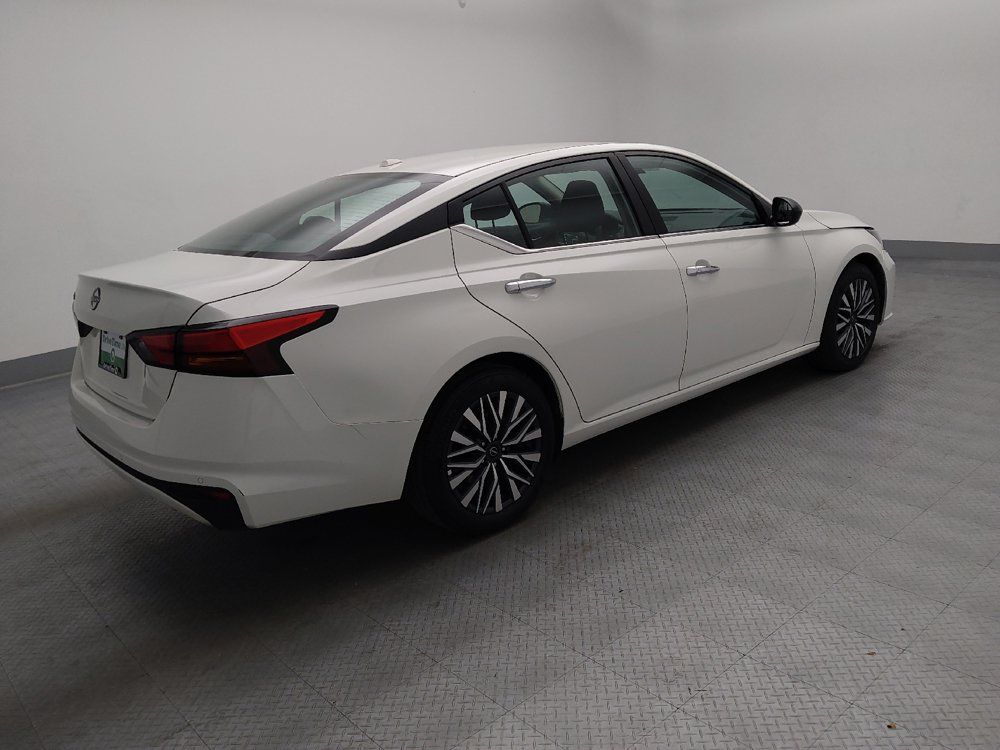 Used 2025 Nissan Altima 2.5 SV FWD image 10