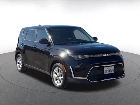 Used 2025 Kia Soul LX w/ LX Technology Package image 3