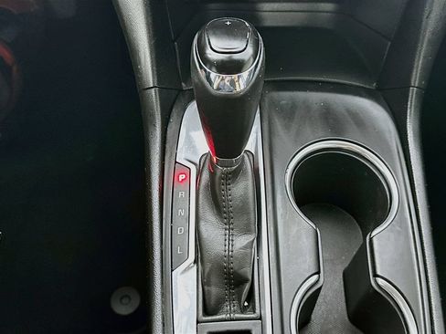 Used 2018 Chevrolet Equinox LT FWD image 16