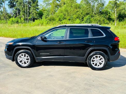 Used 2018 Jeep Cherokee Latitude Plus w/ Cold Weather Group image 7