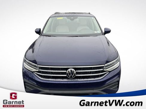 Used 2023 Volkswagen Tiguan SE w/ Panoramic Sunroof Package image 9