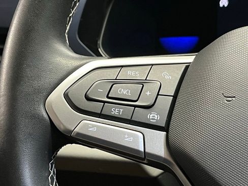 Certified 2022 Volkswagen Taos SE w/ Panoramic Sunroof Package image 25