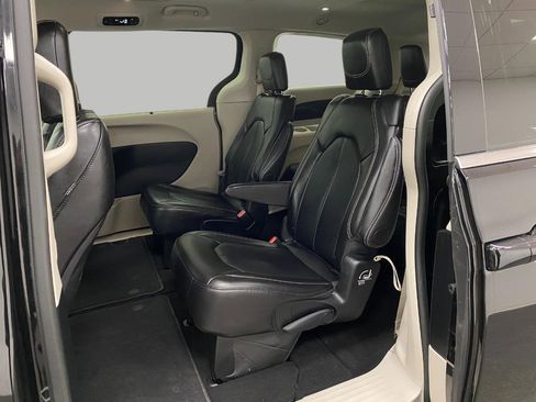 Used 2024 Chrysler Pacifica Touring-L image 25