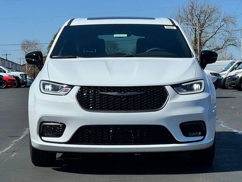 New 2026 Chrysler Pacifica Select image 2
