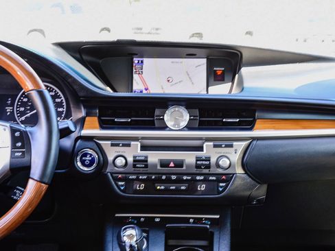 Used 2014 Lexus ES 300h w/ Luxury Package w/Bamboo Trim FWD image 16