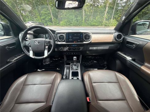 Used 2018 Toyota Tacoma Limited RWD image 13