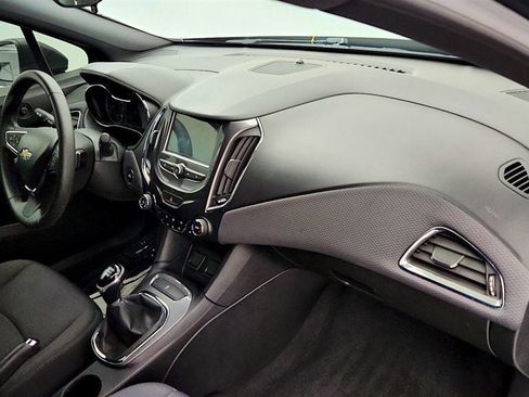 Used 2018 Chevrolet Cruze LT w/ Convenience Package image 13