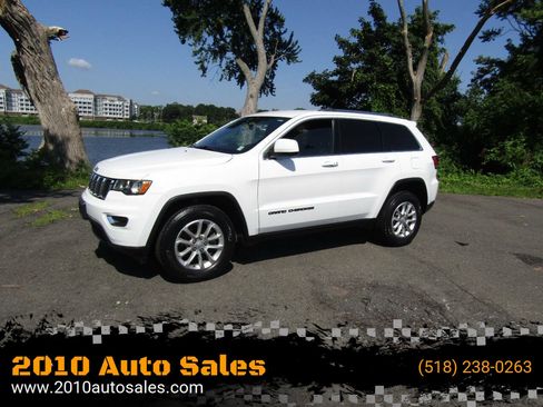 Used 2021 Jeep Grand Cherokee Laredo AWD/4WD image 1