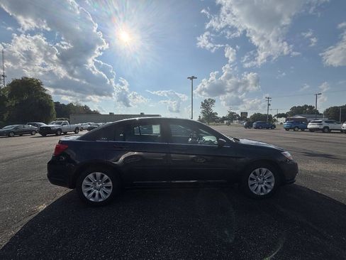 Used 2013 Chrysler 200 LX FWD image 2