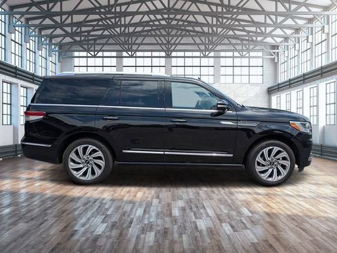 Used 2023 Lincoln Navigator Reserve AWD/4WD image 2