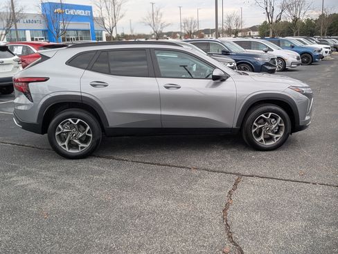 Used 2025 Chevrolet Trax LT image 10