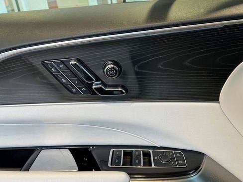 Used 2024 Cadillac Lyriq Luxury AWD/4WD image 16