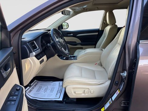 Used 2019 Toyota Highlander XLE AWD/4WD image 12