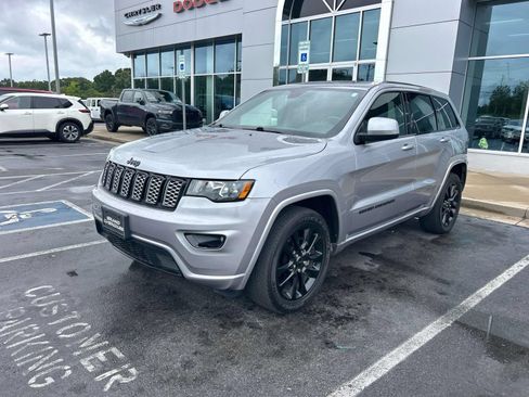 Used 2020 Jeep Grand Cherokee Altitude AWD/4WD image 7