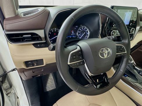 Used 2020 Toyota Highlander Limited image 11