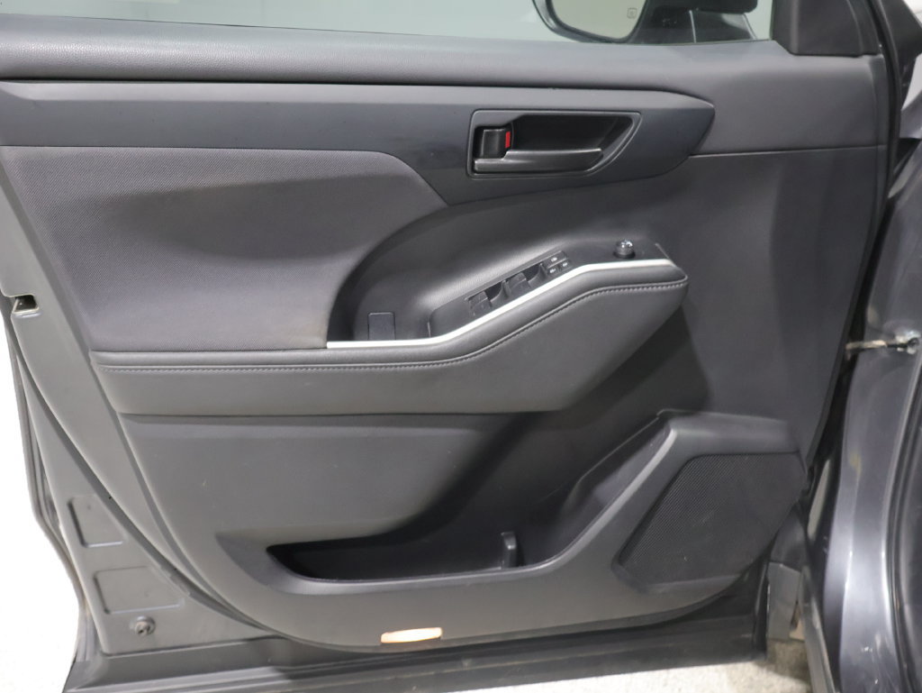 Used 2024 Toyota Highlander LE FWD image 13