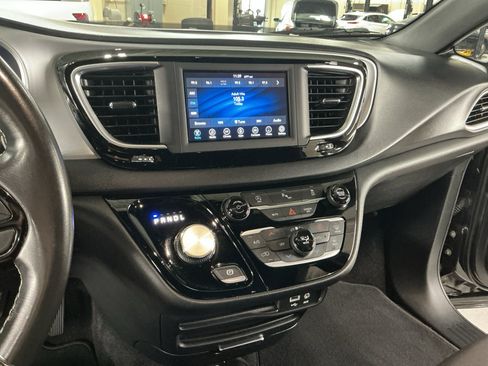 Used 2020 Chrysler Pacifica Touring w/ S Appearance Package FWD image 17