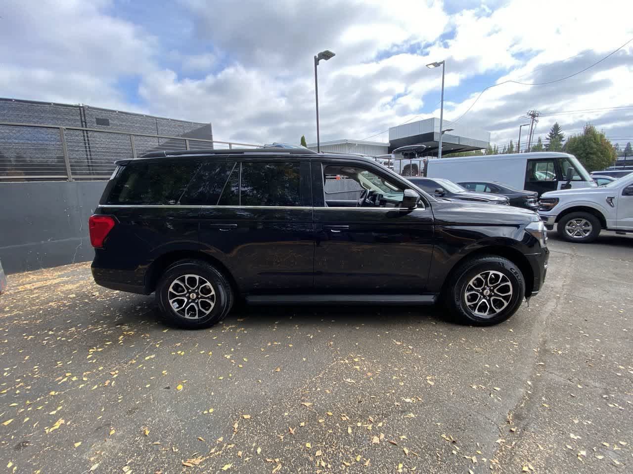 Used 2024 Ford Expedition XLT AWD/4WD image 7