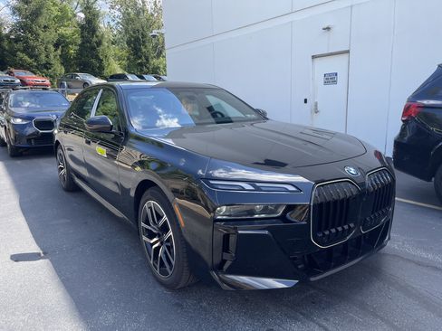 Used 2026 BMW 750e xDrive image 2