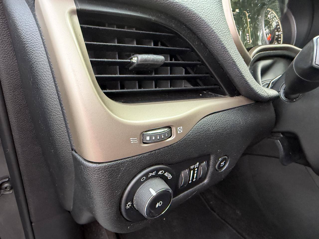 Used 2015 Jeep Cherokee Latitude w/ Comfort/Convenience Group AWD/4WD image 10
