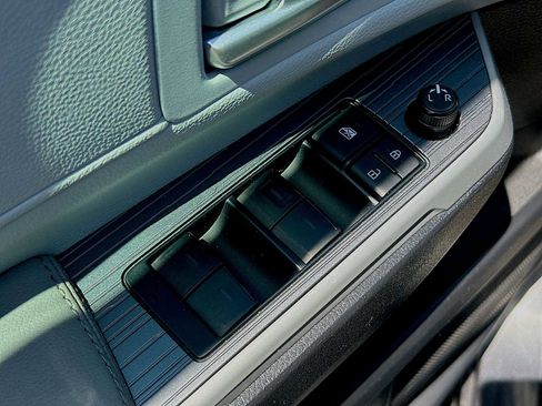 Used 2025 Toyota Sienna XLE w/ XLE Plus Package image 7