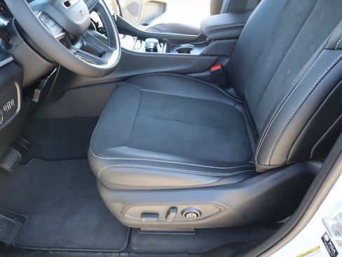 New 2025 Jeep Grand Cherokee Altitude image 11