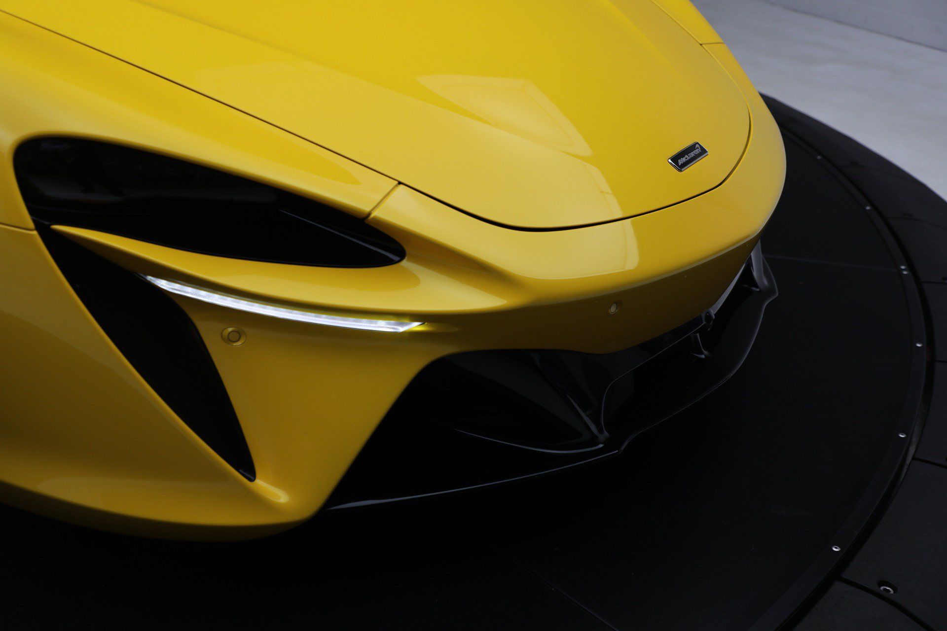 Used 2024 McLaren Artura RWD image 32