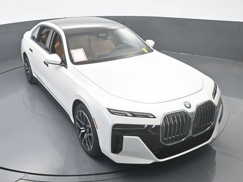 Used 2025 BMW 740i xDrive image 64