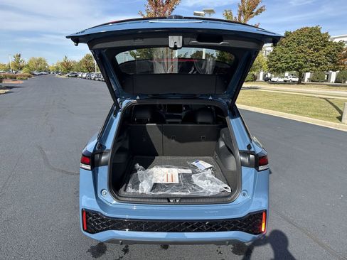 New 2025 Volkswagen Tiguan SE R-Line image 25