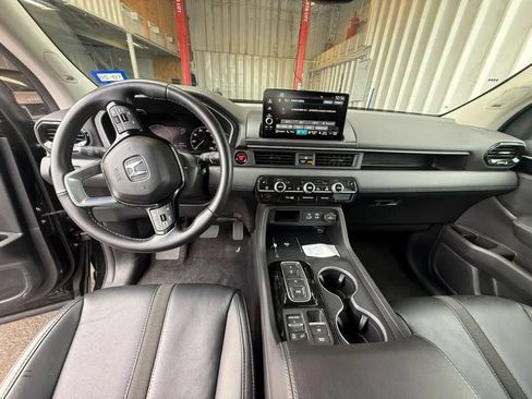 Used 2025 Honda Pilot Touring image 18