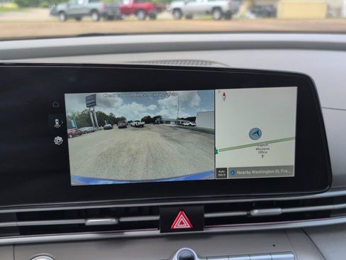 Used 2025 Hyundai Elantra SEL FWD image 23