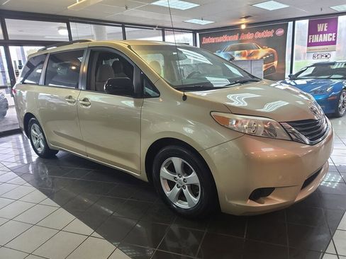 Used 2014 Toyota Sienna LE image 4
